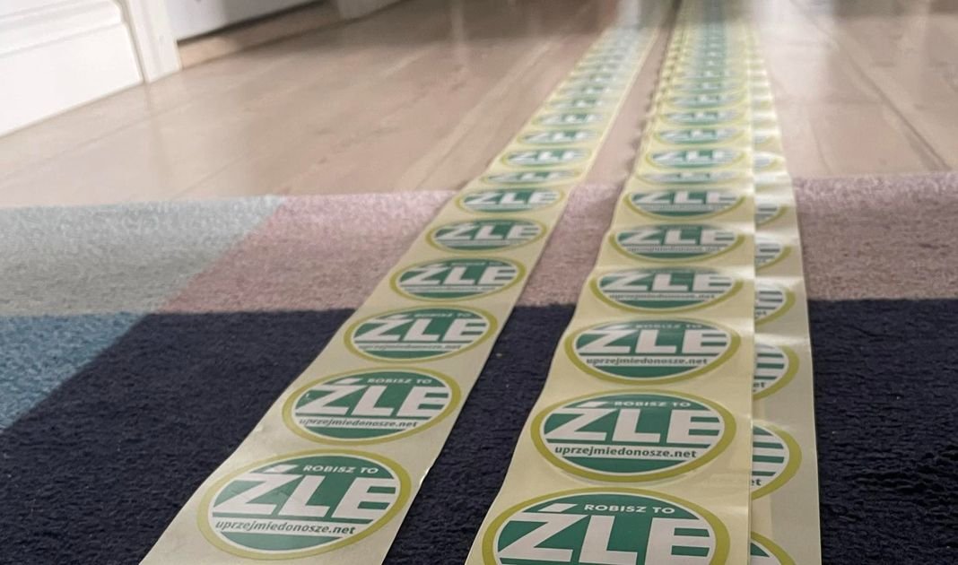 Naklejki, mazaki i... zabijanie pieszych na pasach